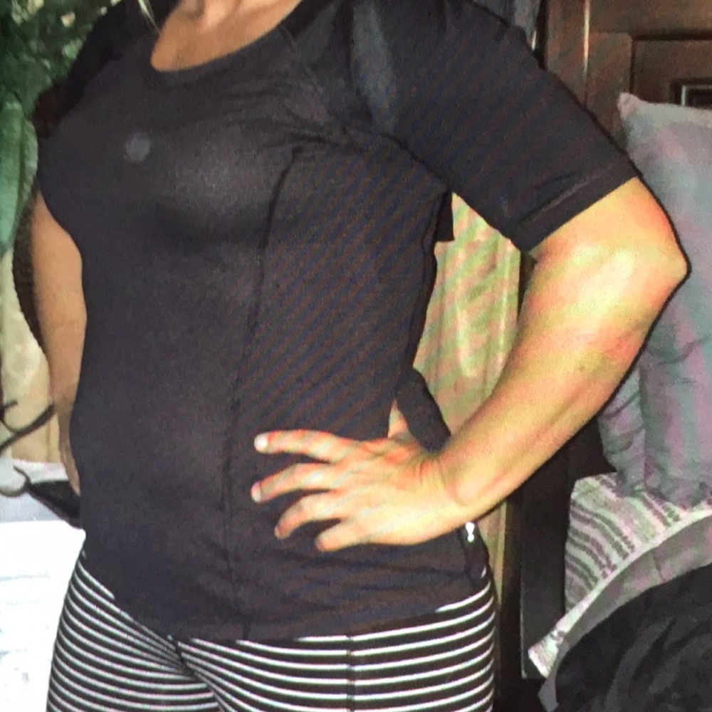 Lululemon shirt size 10 the dot is the camera🌟🌟